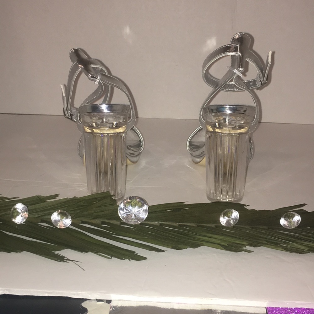 Silver Heels - Picture 2 of 3
